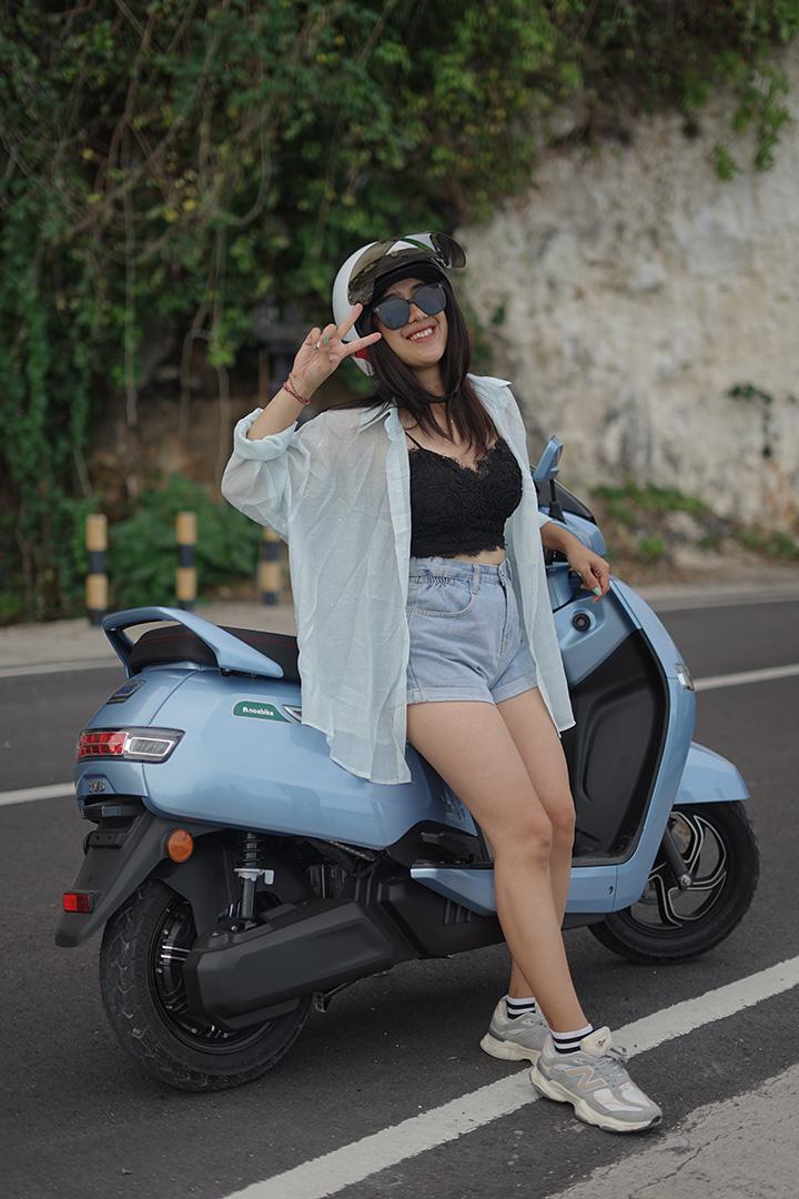 Noabike electric scooter rider in Bali