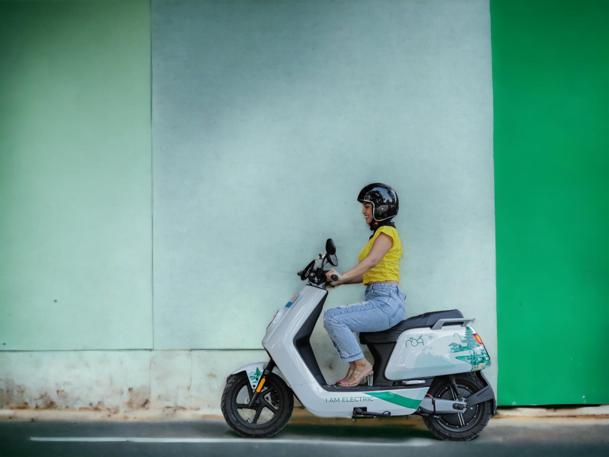 How can electric vehicles reduce carbon emissions?